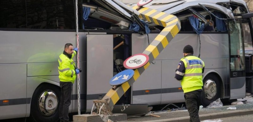 Δυστύχημα στο Βουκουρέστι: 18 ώρες φέρεται να ήταν στο τιμόνι ο οδηγός – Η στιγμή που η σιδερένια μπάρα που συνθλίβει λεωφορείο (βίντεο)