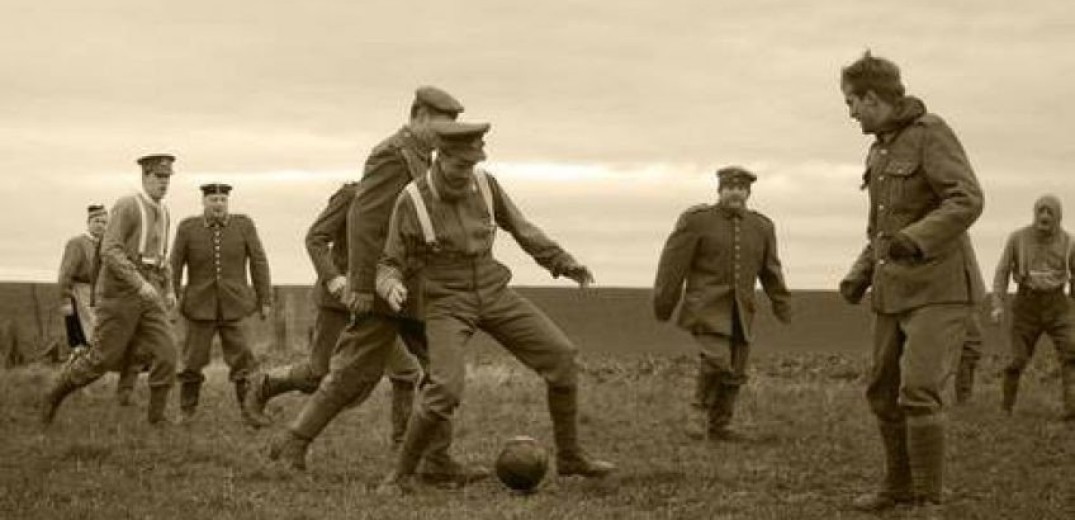 Χριστούγεννα 1914: Η μέρα που το ποδόσφαιρο τα έβαλε με τη φρίκη του Α&#x27; Παγκοσμίου Πολέμου (βίντεο)