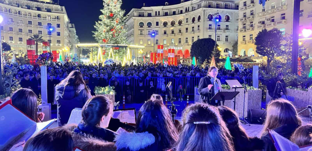 Θεσσαλονίκη: Σε λίγο η φωταγώγηση του χριστουγεννιάτικου δέντρου στην πλατεία Αριστοτέλους