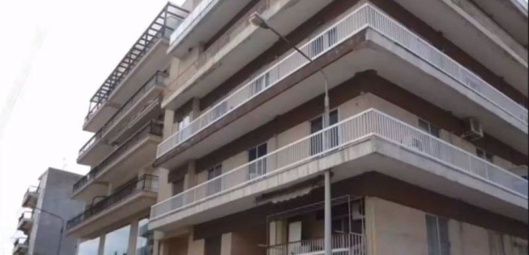 Απίστευτο και όμως... ελληνικό: Κολώνα φωτισμού «τρυπά» μπαλκόνι στην Ξάνθη (βίντεο)