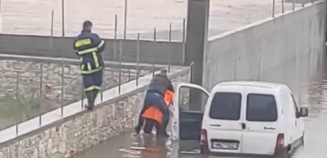 «Άγιος» πυροσβέστης έσωσε εγκλωβισμένο οδηγό στην Ηγουμενίτσα εν μέσω καταιγίδας - Δείτε το βίντεο