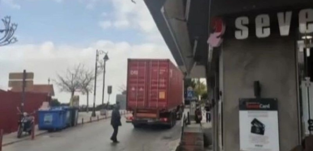 Απίστευτο συμβάν στη Θεσσαλονίκη: Φορτηγό τράκαρε σε... μπαλκόνι στον Άγιο Παύλο (βίντεο)