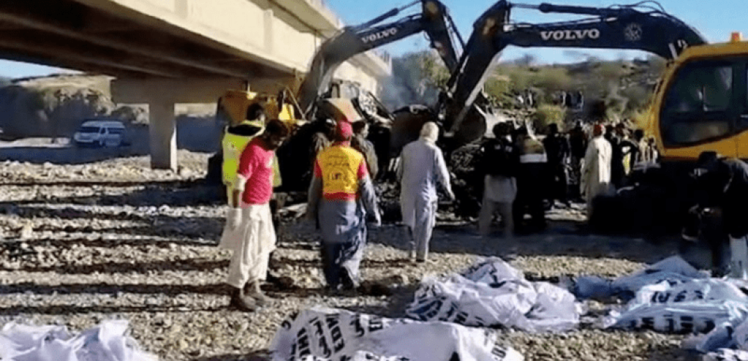 Θρήνος στο Πακιστάν με 41 νεκρούς μετά από πτώση λεωφορείου σε χαράδρα (βίντεο)