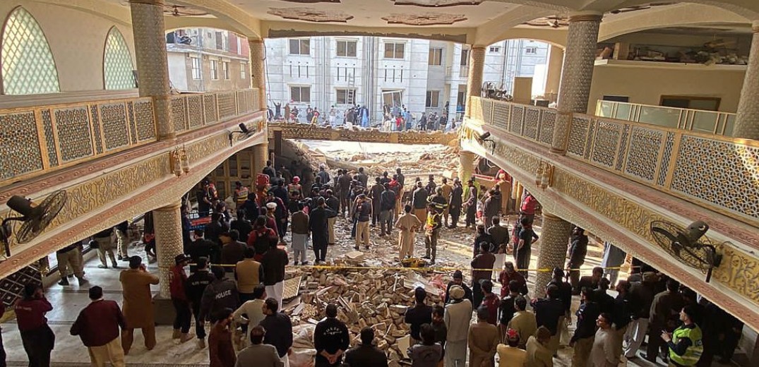 Πακιστάν: 33 νεκροί από έκρηξη σε τζαμί στην Πεσαβάρ