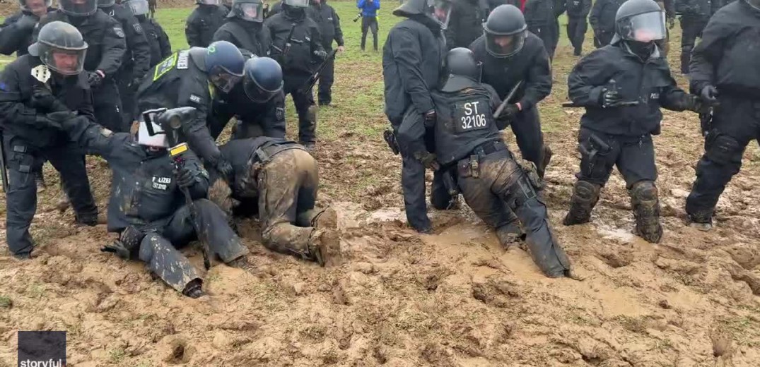 Γερμανία: Αστυνομικοί κολλάνε στη λάσπη εν μέσω διαδήλωσης και γίνονται viral - Δείτε το βίντεο