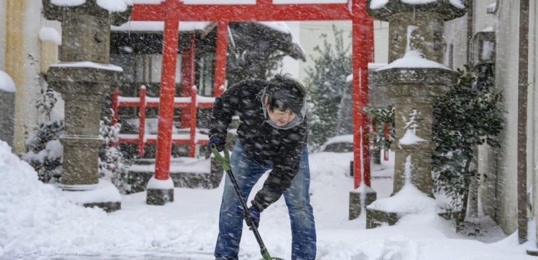 «Θάφτηκε» κάτω από το χιόνι η Ιαπωνία: Πολλά προβλήματα στις μετακινήσεις - Ένας νεκρός