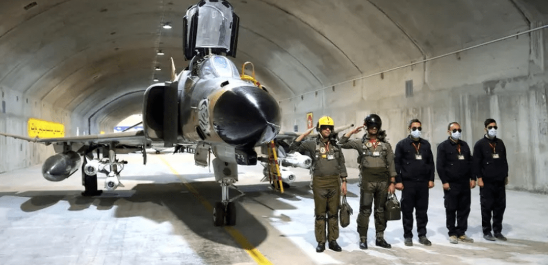 Το Ιράν παρουσίασε την πρώτη υπόγεια βάση για μαχητικά αεροσκάφη - Λειτουργεί ως ασπίδα σε βομβαρδισμούς (βίντεο)
