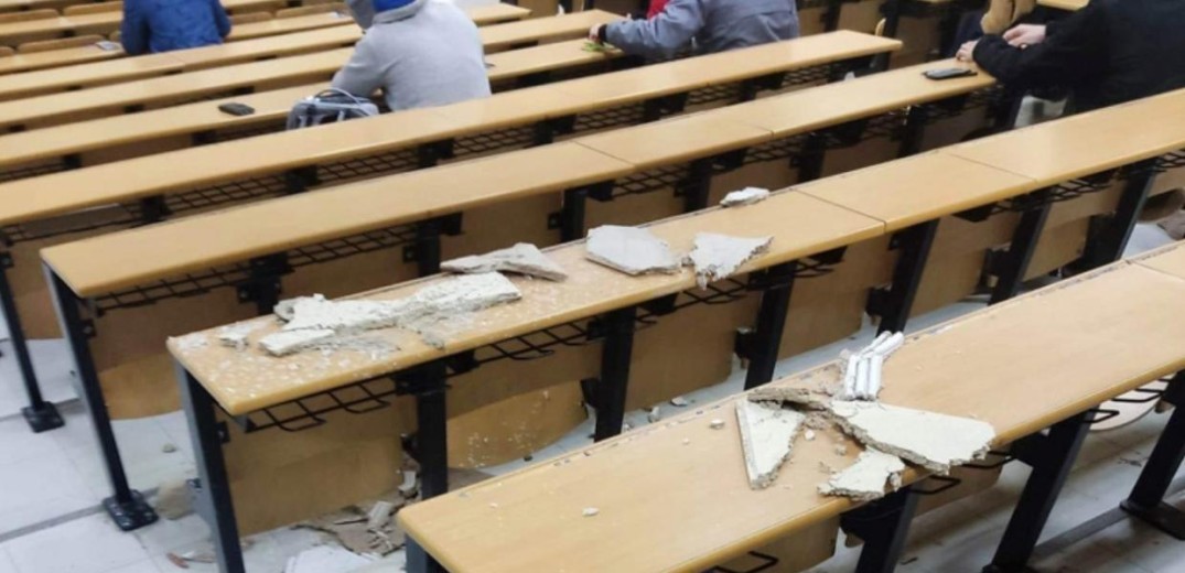 Εικόνες ντροπής στο Πανεπιστήμιο Πατρών: Κατέρρευσε το τμήμα της οροφής την ώρα των εξετάσεων  (φωτ.)
