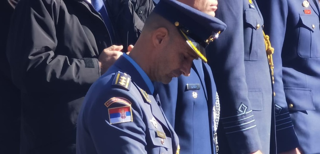 Συγκινεί ο Σέρβος πιλότος στην κηδεία του Τουρούτσικα: «Όλοι οι αεροπόροι είναι μια οικογένεια»  (φωτ.)