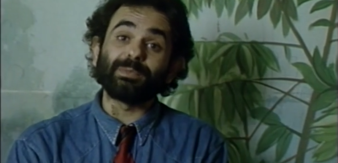 Σπάνιο βίντεο με τον Σάκη Μπουλά να παρουσιάζει το «ελληνικό ροκ» το 1987