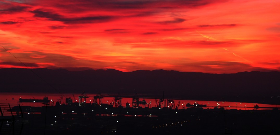 Τα μαγικά ηλιοβασιλέματα της Θεσσαλονίκης: Γιατί ο ουρανός πήρε... φωτιά (φωτ.)