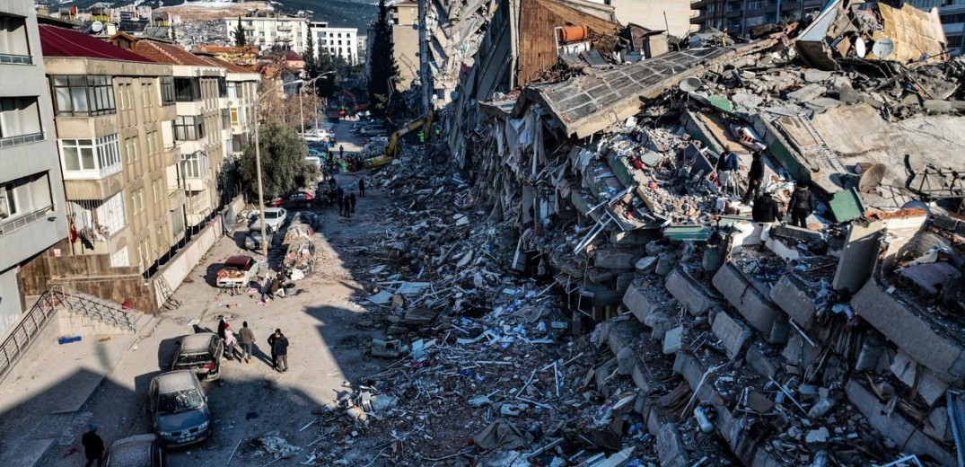 Σεισμός στην Τουρκία: Ελπίζουν να βρουν έστω ένα μέλος του σώματος των νεκρών συγγενών τους