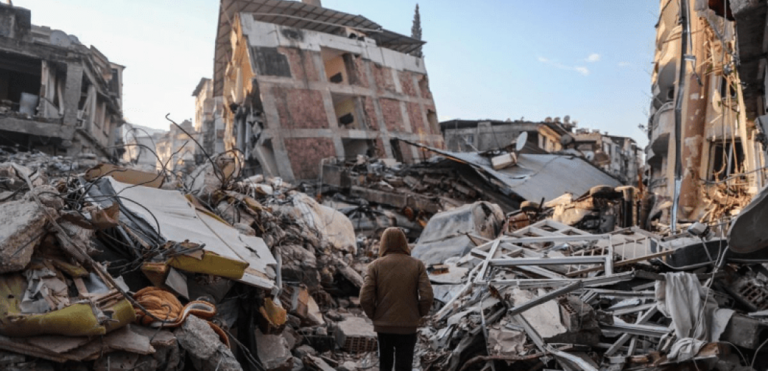 Σεισμός Τουρκία: Με τα χέρια απομακρύνουν τα μπάζα οι διασώστες λίγο πριν αναλάβουν οι εκσκαφείς (βίντεο)