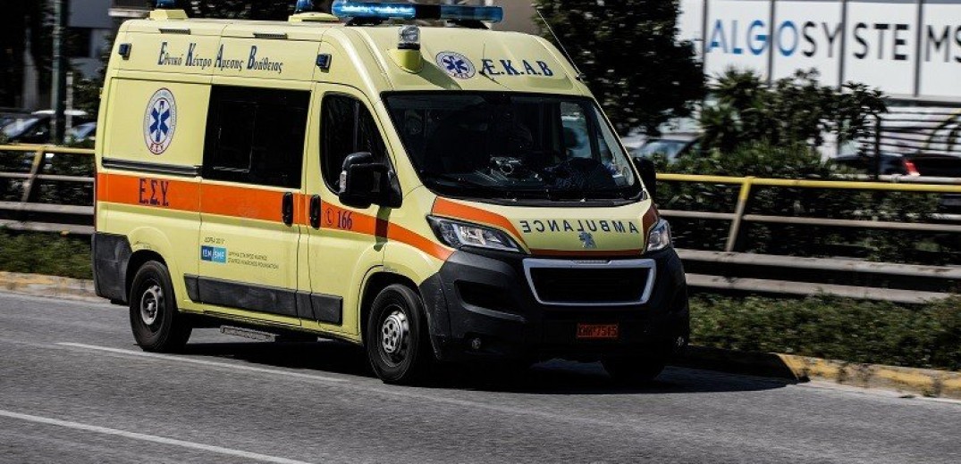 Αθήνα: Τροχαίο με ανατροπή οχήματος στη Λ. Ποσειδώνος - Δύο ελαφρά τραυματίες