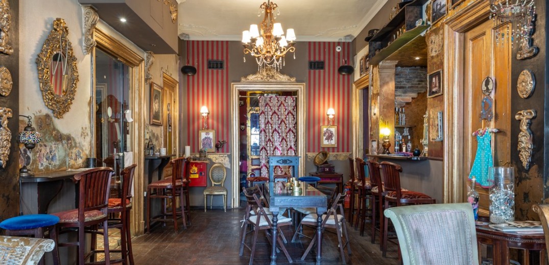 «Πρώτο Πάτωμα - Art café théâtral»: Ένα καλλιτεχνικό «στέκι», που έγινε ένα από τα καλύτερα café bar του κέντρου της Θεσσαλονίκης