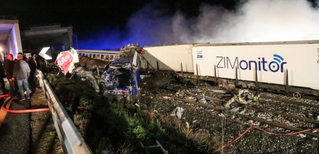 Τραγωδία στα Τέμπη: «Παίρνω τηλέφωνο το παιδί μου και δεν απαντάει» - Σοκάρουν οι συγγενείς των επιβαινόντων του τρένου (βίντεο)