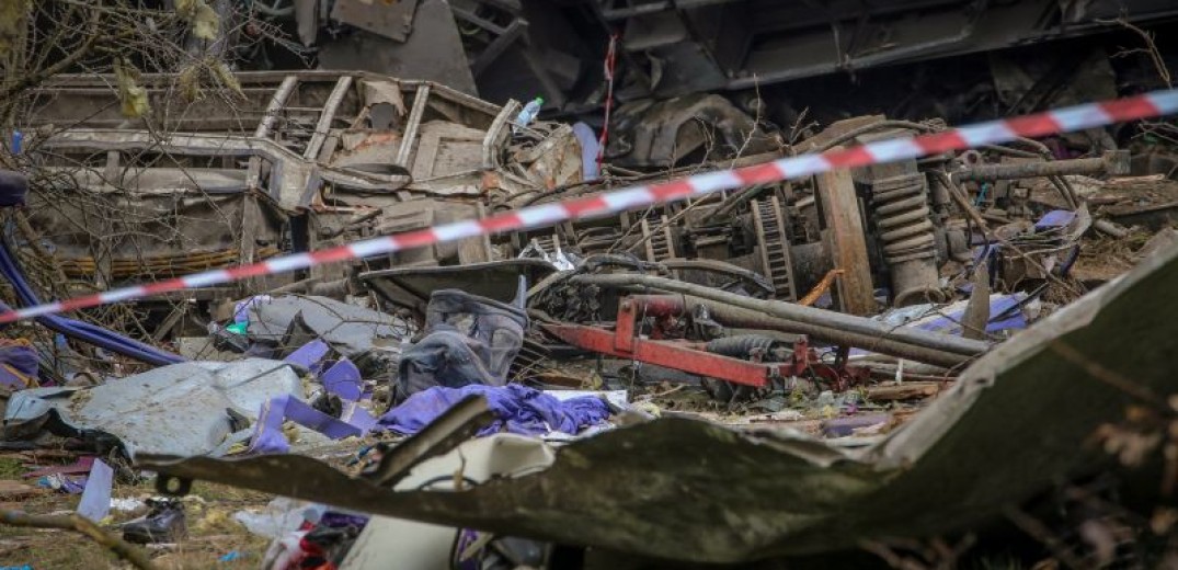 Τραγωδία στα Τέμπη: Νέα προθεσμία για την επόμενη εβδομάδα πήραν οι δύο σταθμάρχες