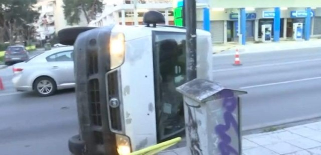 Τροχαίο ατύχημα στη Θεσσαλονίκη: Φορτηγάκι έπεσε πάνω σε στάση του ΟΑΣΘ και ανετράπη