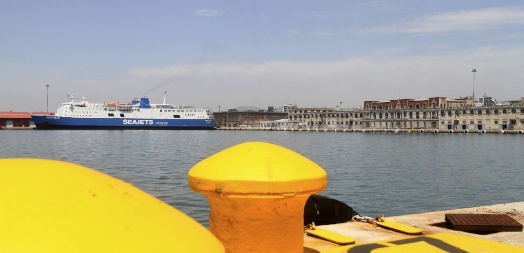 Θεσσαλονίκη: Φορτηγό πλοίο προσέκρουσε σε ναυάγιο μέσα στο λιμάνι