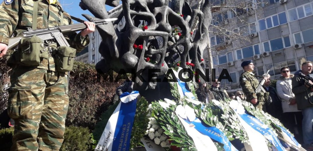 Πολίτες και εκπρόσωποι της Πολιτείας κατέθεσαν στεφάνια στο Μνημείο Ολοκαυτώματος (φωτογραφίες & βίντεο)