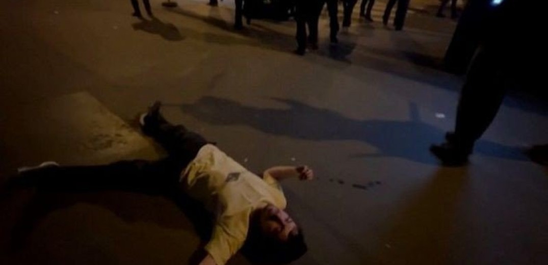 Αστυνομική βία στο Παρίσι: Διαδηλωτής πέφτει αναίσθητος μετά από χτύπημα αστυνομικού (βίντεο)