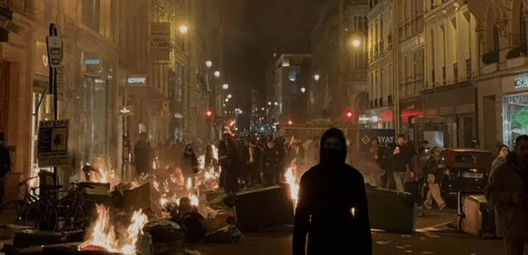 Νύχτα «κόλαση» στο Παρίσι: «Μακρόν παραιτήσου» φώναζαν πολίτες οργισμένοι με το συνταξιοδοτικό νομοσχέδιο (βίντεο)