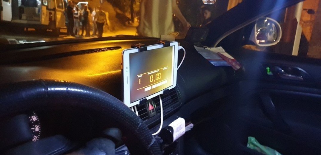 Θεσσαλονίκη: «Καμπάνες» σε οδηγούς ταξί - Χρέωναν με τάμπλετ ή κινητή αντί για ταξίμετρο