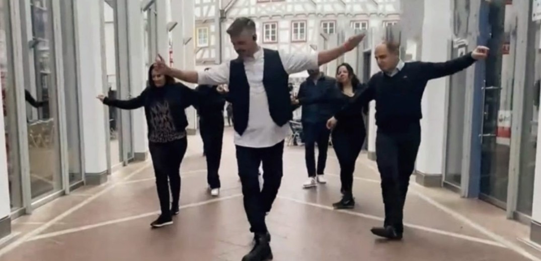 Ο Λαρισαίος χοροδιδάσκαλος που διδάσκει ζεϊμπέκικο σε όλο τον κόσμο (βίντεο)