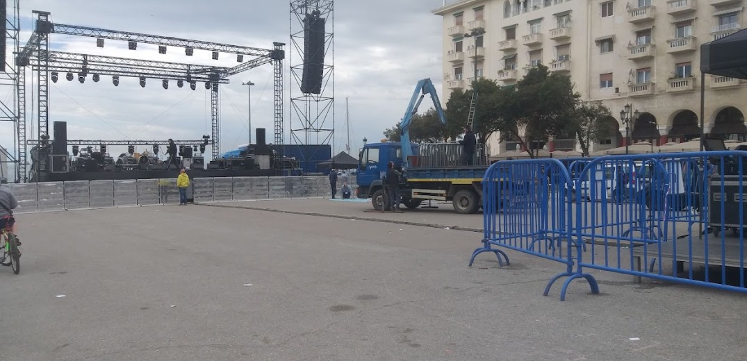 Θεσσαλονίκη: Ο Θανάσης Παπακωνσταντίνου κουρδίζει τα όργανά του κι όλα είναι έτοιμα για τη μεγάλη συναυλία﻿ για το νερό (βίντεο, φωτ.)﻿