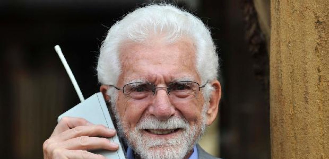 Το κινητό τηλέφωνο έγινε 50 ετών: Η εφεύρεση που άλλαξε τις ζωές μας