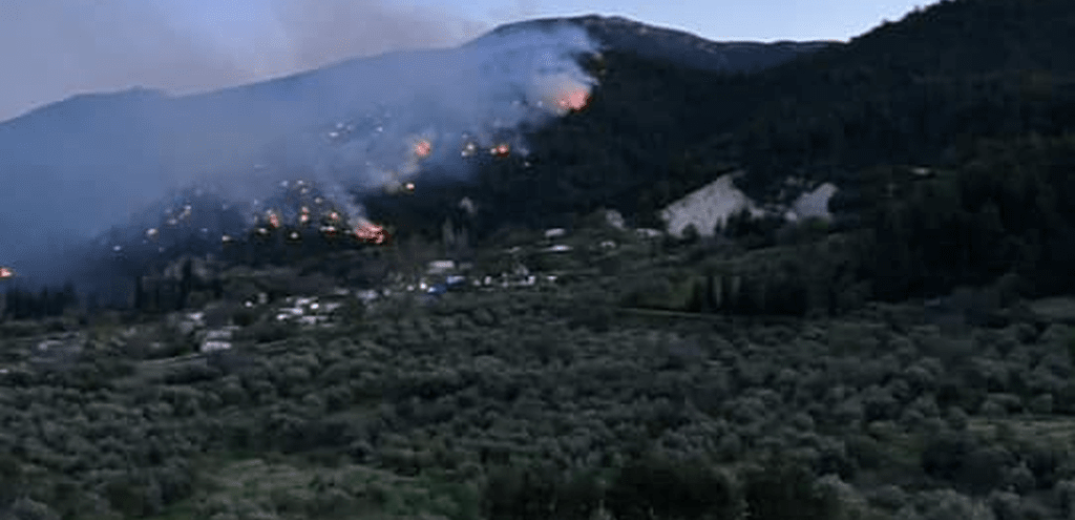 Σε εξέλιξη φωτιές σε Δερβένι Κορινθίας και Μενδενίτσα Φθιώτιδας - Μεγάλη κινητοποίηση της Πυροσβεστικής (βίντεο)
