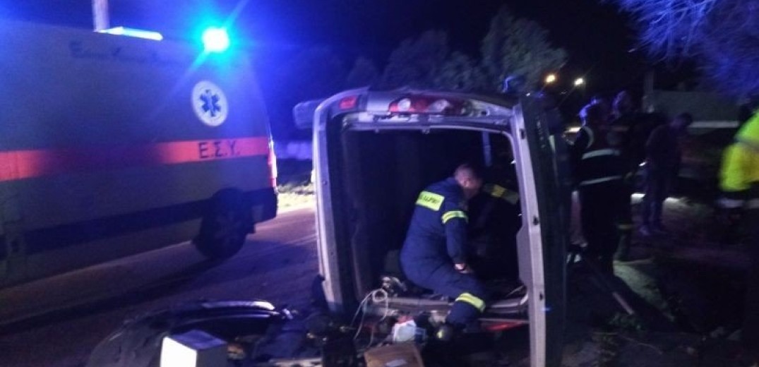Θεσσαλονίκη: Τροχαίο ατύχημα με έναν τραυματία - Εθελοντές διασώστες απεγκλώβισαν τον οδηγό (φωτ.)