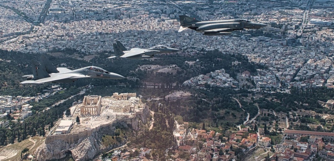 Εντυπωσιακή πτήση δέκα μαχητικών πάνω από τον βράχο της Ακρόπολης (Φωτ. Βίντεο)