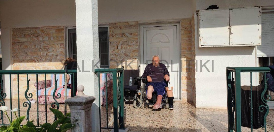 Χαλκιδική: Δεν εγκαταλείπει το σπίτι του στα Ν. Φλογητά ο 81χρονος - Για δεύτερη μέρα παραμένει στη βεράντα (βίντεο)