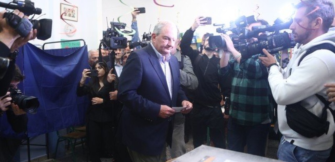 Χωρίς δηλώσεις αλλά με χαμόγελα ψήφισε ο πρώην πρωθυπουργός Κώστας Καραμανλής (φωτ. & βίντεο)