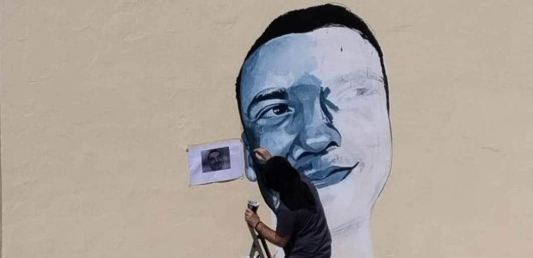Γκράφιτι με τη μορφή του Άλκη Καμπανού και με μήνυμα κατά της οπαδικής βίας θα κοσμεί το 7ο Δημοτικό Σχολείο Νεάπολης
