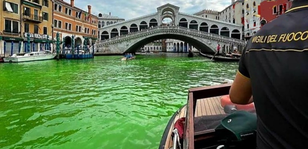 Λύθηκε το μυστήριο στη Βενετία: Για ποιο λόγο βάφτηκε πράσινο το Μεγάλο Κανάλι (βίντεο, φωτ.)