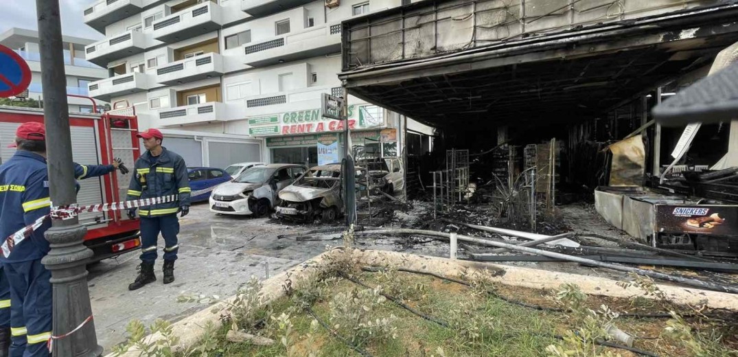 Ρέθυμνο: Ολική καταστροφή σε μίνι μάρκετ - Κάηκαν και σταθμευμένα οχήματα 
