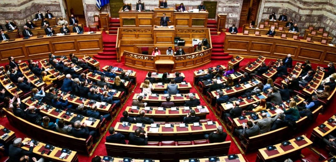 Βουλή: Αντιδράσεις για την τροπολογία που εισάγει την συνεργασία των ιδιωτών γιατρών με τα δημόσια νοσοκομεία