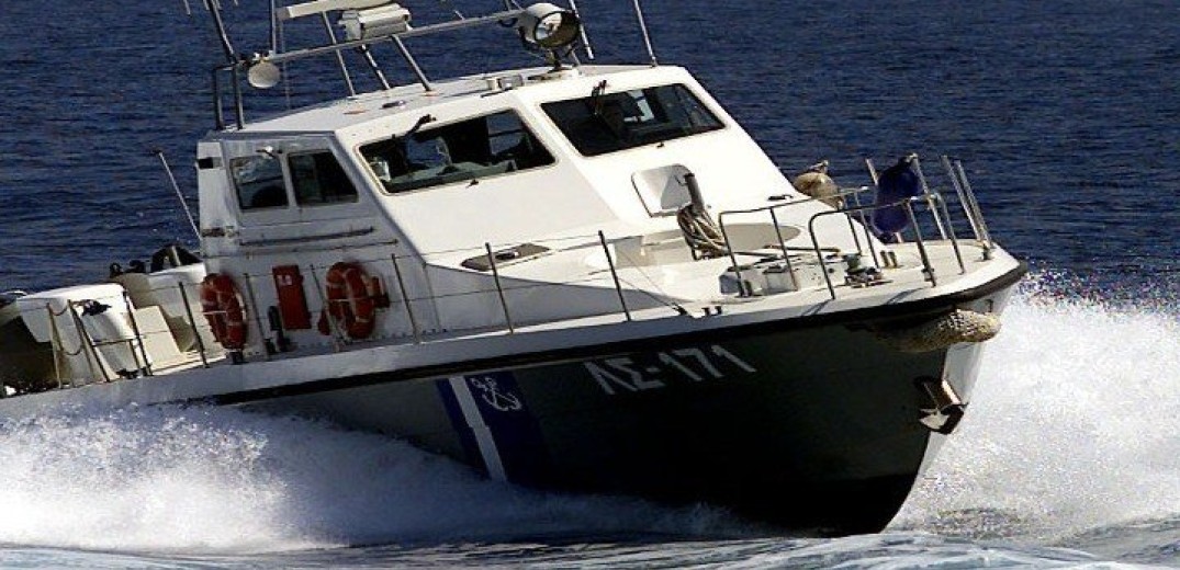 Αμμουλιανή: Ασθενοφόρο μπαίνει στο πλοίο της γραμμής και μεταφέρει τραυματία στο Νοσοκομείο