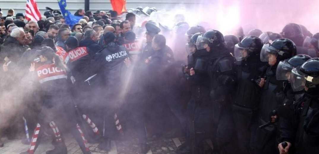 Αλβανία: Τραυματίες στη διαδήλωση μπροστά από το κυβερνητικό κτήριο (ζωντανή μετάδοση)