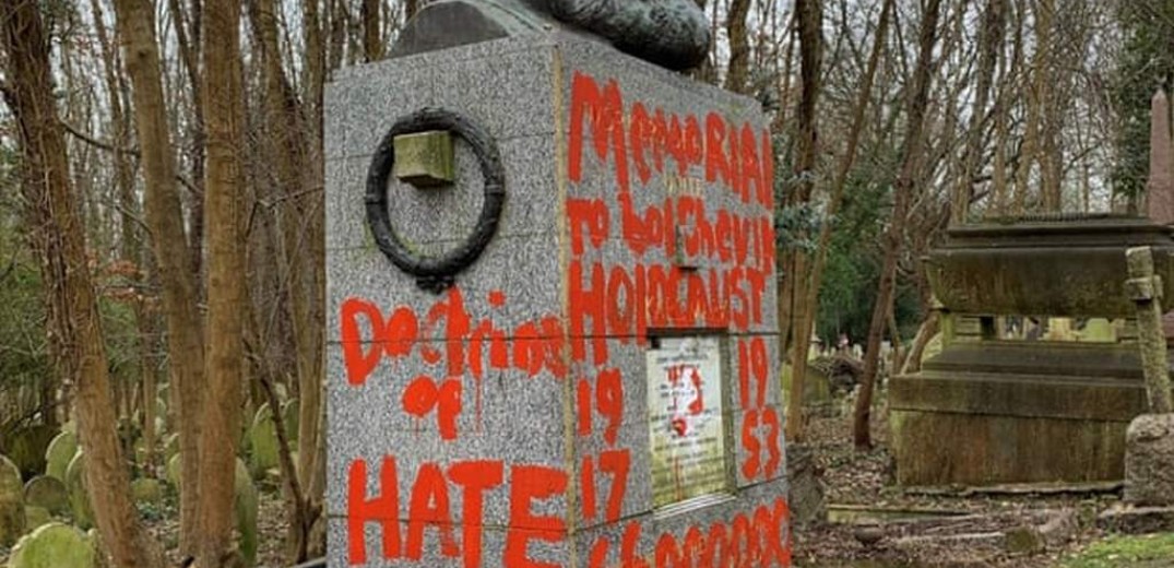 Ηνωμένο Βασίλειο: Βεβήλωση του τάφου του Καρλ Μαρξ (φωτογραφία)