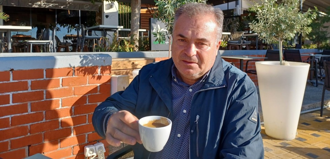 Πρωινός καφές με το δήμαρχο του 90% Μανώλη Καρρά (βίντεο)