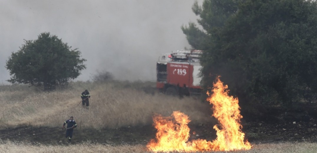 Πυρκαγιά στο Σκρα-Με προσοχή η κατάσβεση λόγω βλημάτων που υπάρχουν στην περιοχή