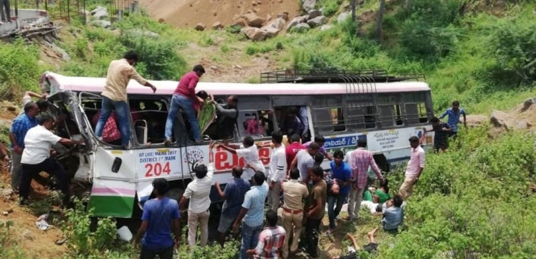 Ινδία: Τουλάχιστον 55 νεκροί από πτώση λεωφορείου σε φαράγγι