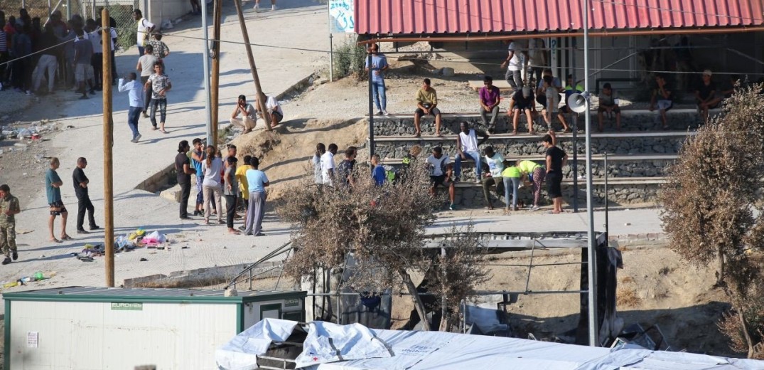 Καταγγελίες από ΣΥΡΙΖΑ και ΚΙΝΑΛ για ακροδεξιό διοικητή σε δομή φιλοξενίας - Τι απαντά το υπουργείο Μεταναστευτικής Πολιτικής