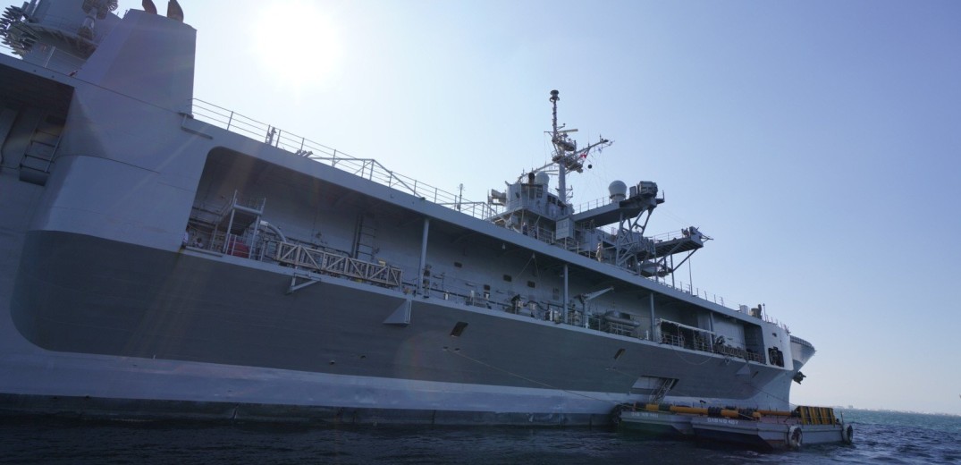 Ένα πλοίο - υπερόπλο στα ανοιχτά της Θεσσαλονίκης