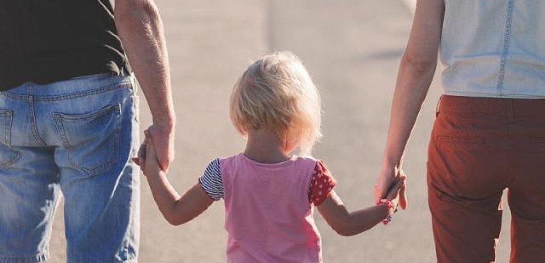 Ψυχίατρος - ψυχοθεραπευτής εξηγεί: Πώς «διδάσκεται» η ευτυχία στα παιδιά και ποιός ο ρόλος των γονέων