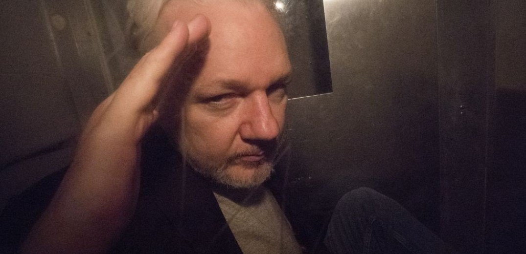 Η βρετανική δικαιοσύνη κατώτερη των περιστάσεων-Κρατά στη φυλακή τον J. Assange μέχρι την εκδίκαση της έφεσης