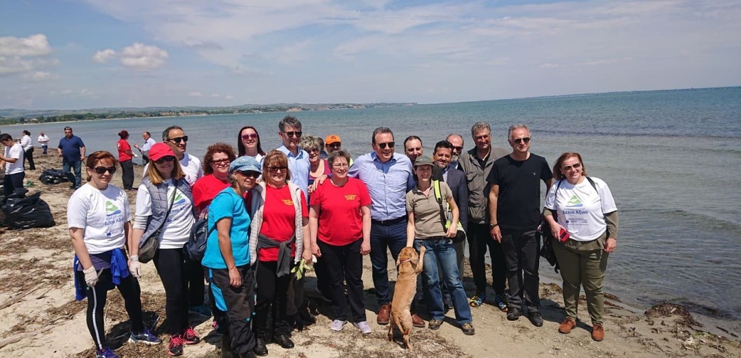 Εθελοντές καθάρισαν την παραλία Αλυκής Κίτρους